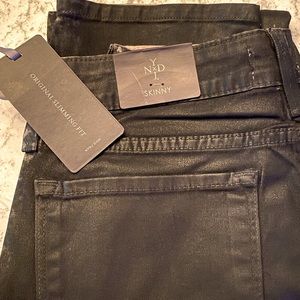 NYDJ NWT SKINNY Shiny Black with print detail to sides Size 4P